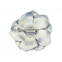 bloem corsage met organza bladeren lichtgrijs zwart