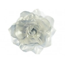 bloem corsage met organza bladeren zilver