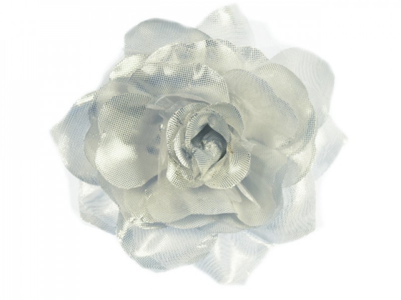 bloem corsage met organza bladeren zilver