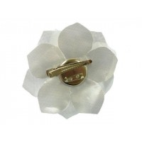 bloem corsage met organza bladeren zilver